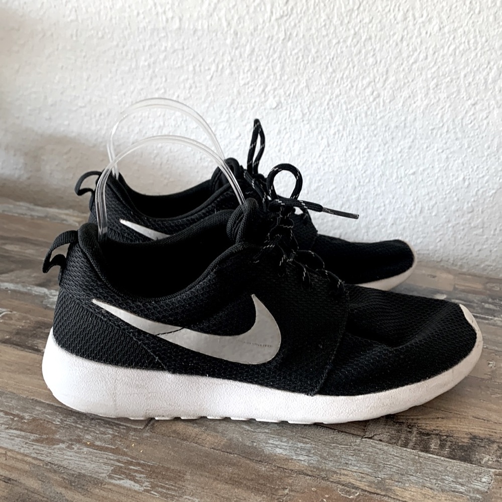 Nike Roshe One Women’s Lace Up Sneakers Black White Size 8.5 Minimalist Comfort - Picture 2 of 12